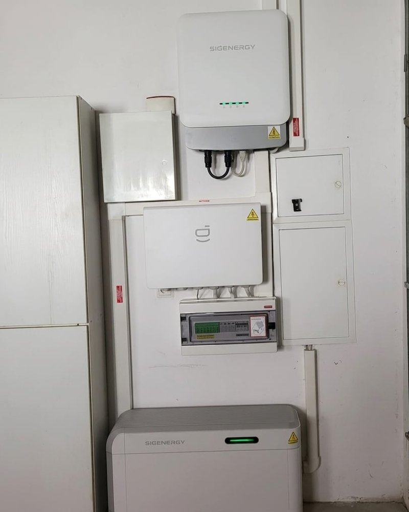 Montaż magazynu energii Sigenergy — falownik, gateway i magazyn na ścianie
